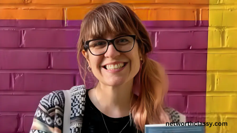 Ali Hazelwood Net Worth 2024. 2 Ali Hazelwood Biography